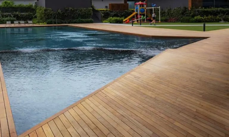 Comment choisir entre une terrasse en Thermowood ou en Composite ?